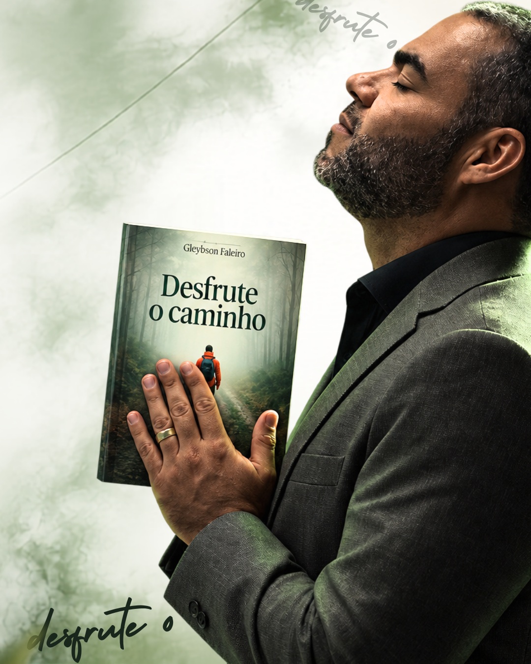 Gleydson Faleiro segurando o livro Desfrute o Caminho