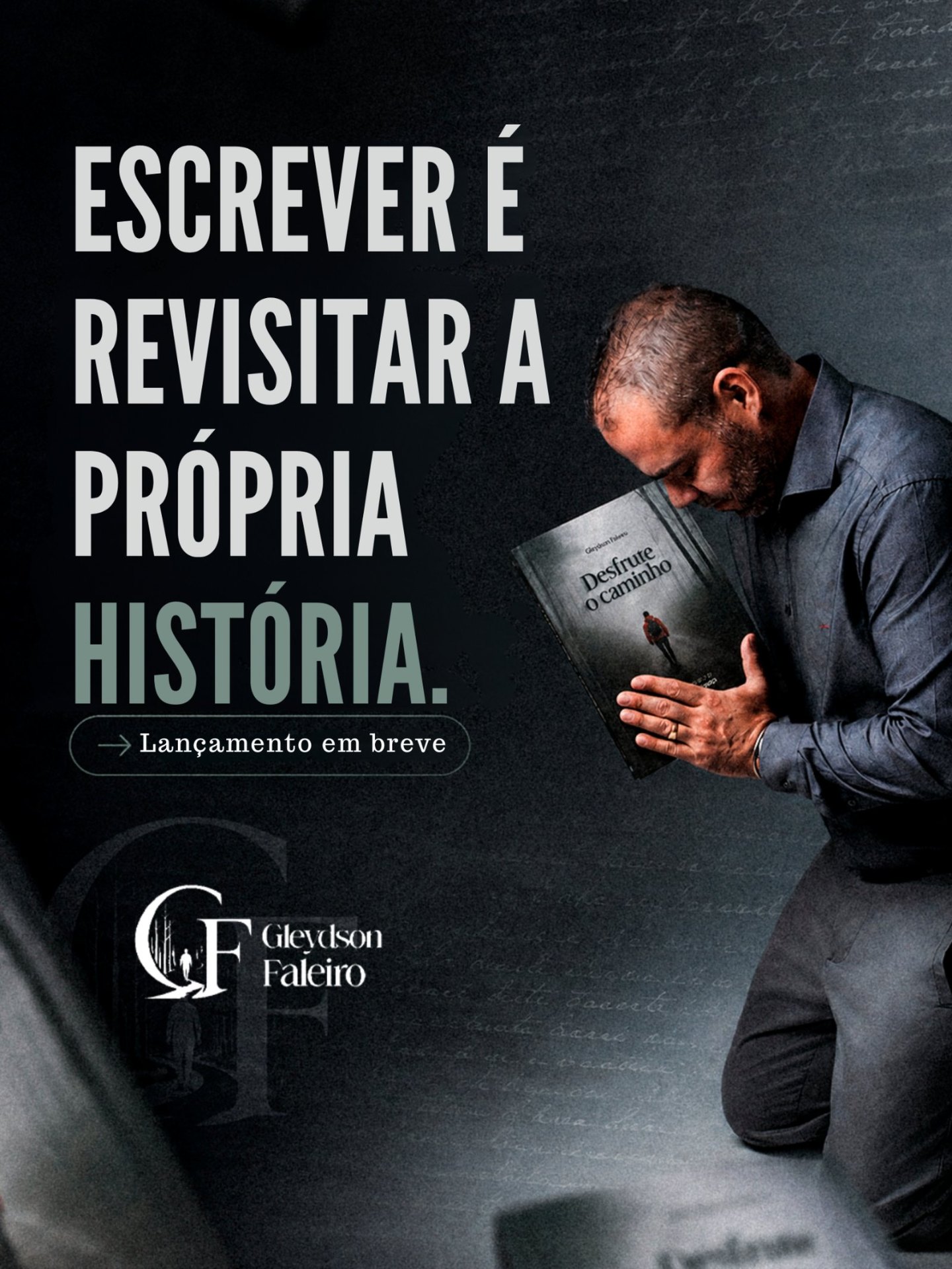 Autor com a Bíblia aberta
